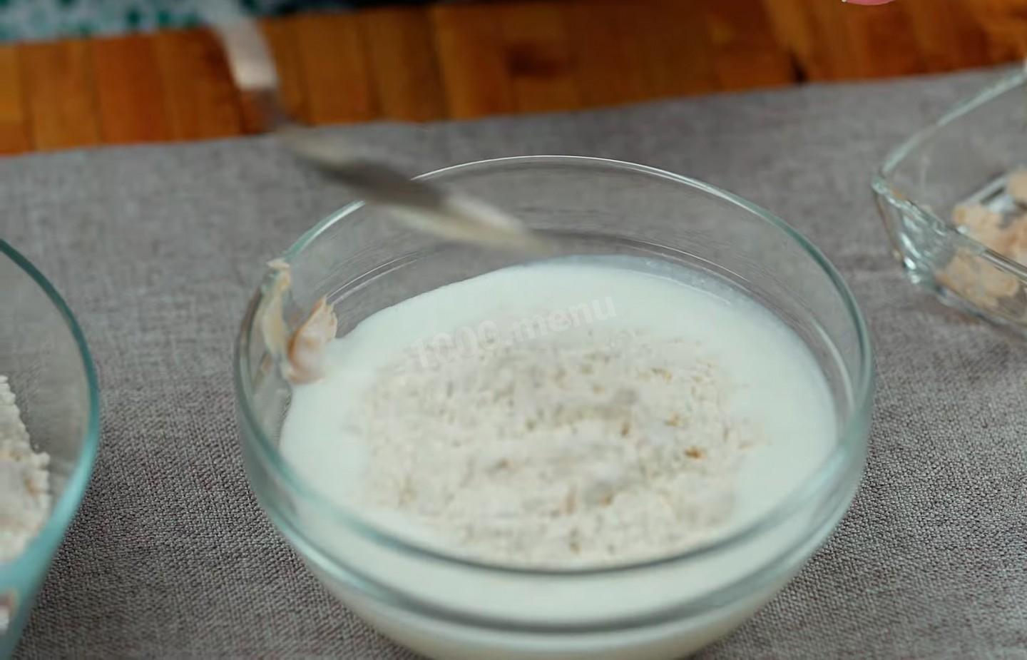 Шаг 3 приготовления Пирог с курицей и картошкой на кефире