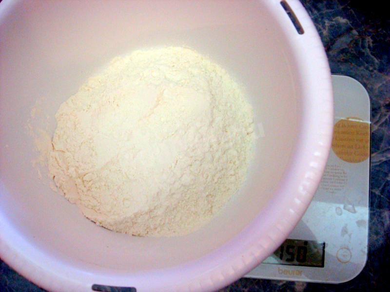 Шаг 3 приготовления Пляцок Клубника в шоколаде с йогуртом