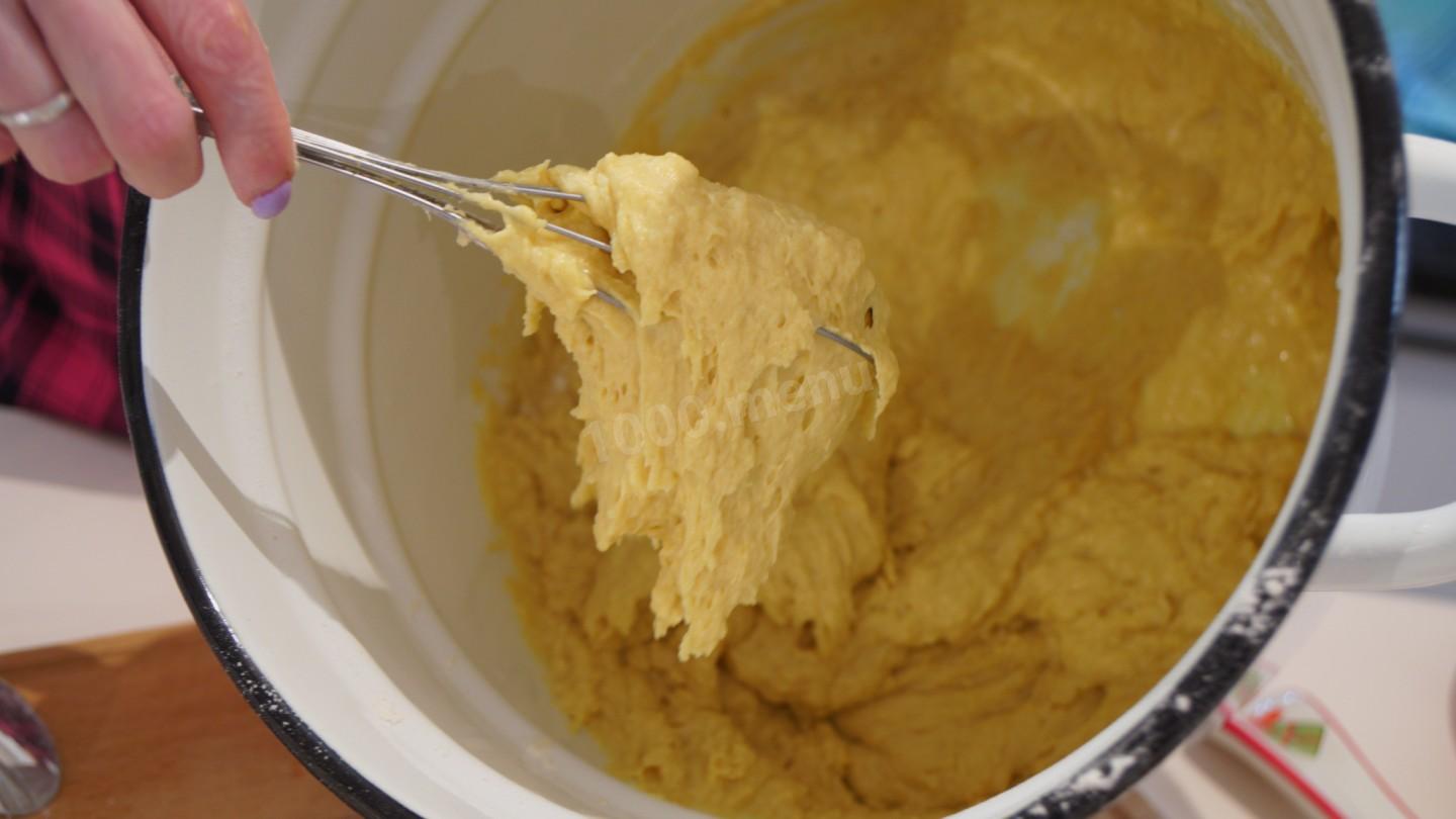 Шаг 11 приготовления Кулич на молоке с цукатами и грецкими орехами