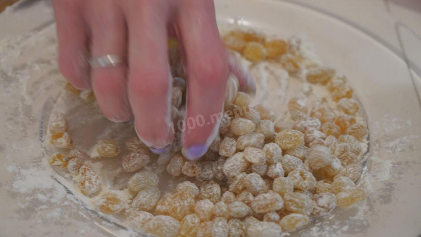 Шаг 12 приготовления Кулич на молоке с цукатами и грецкими орехами