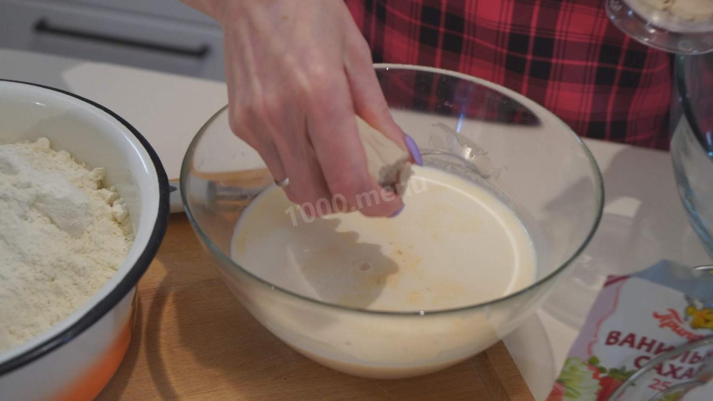 Шаг 2 приготовления Кулич на молоке с цукатами и грецкими орехами
