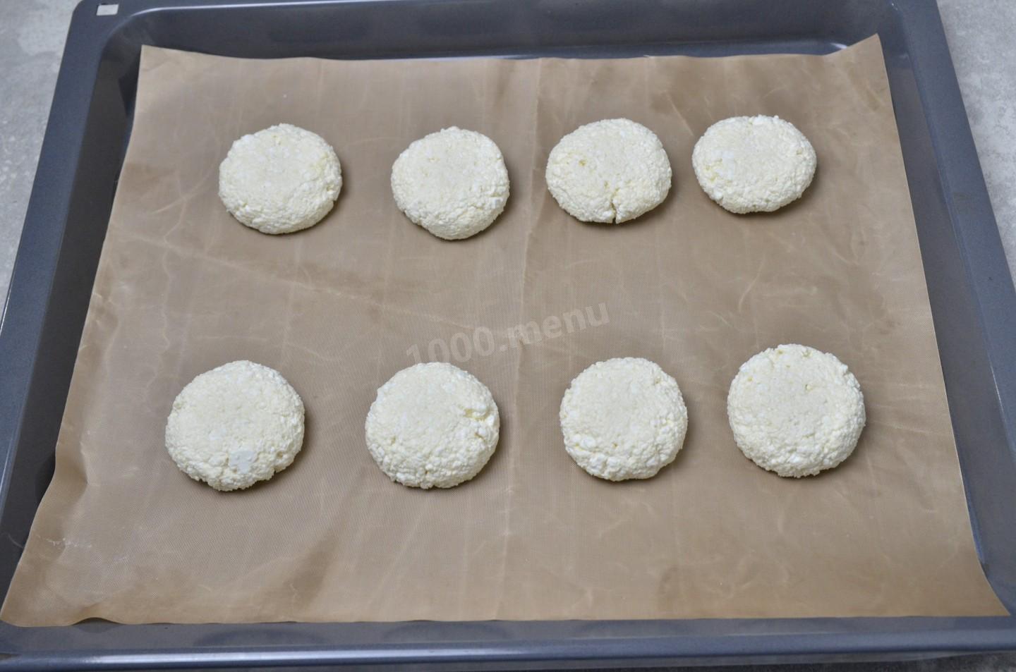 Шаг 3 приготовления ПП сырники с рисовой мукой в духовке
