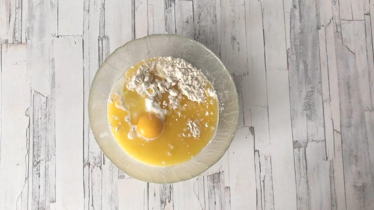 Шаг 4 приготовления Кексы с шоколадной начинкой