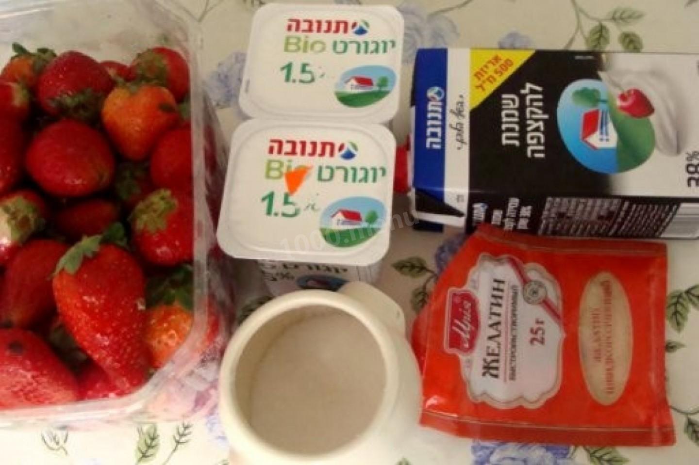 Шаг 1 приготовления Крем на желатине, йогурте и сливках с клубникой для торта