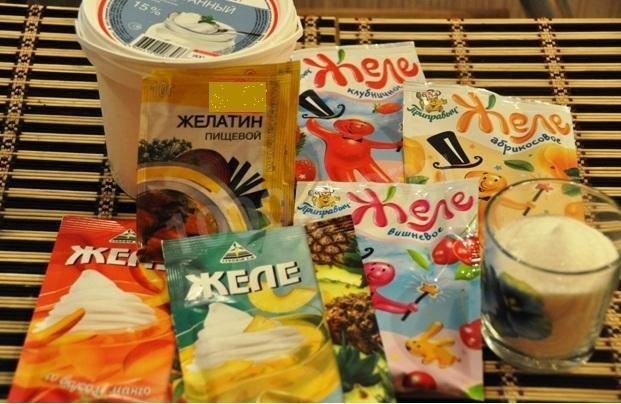 Шаг 1 приготовления Желе сметанное с фруктовым наполнением