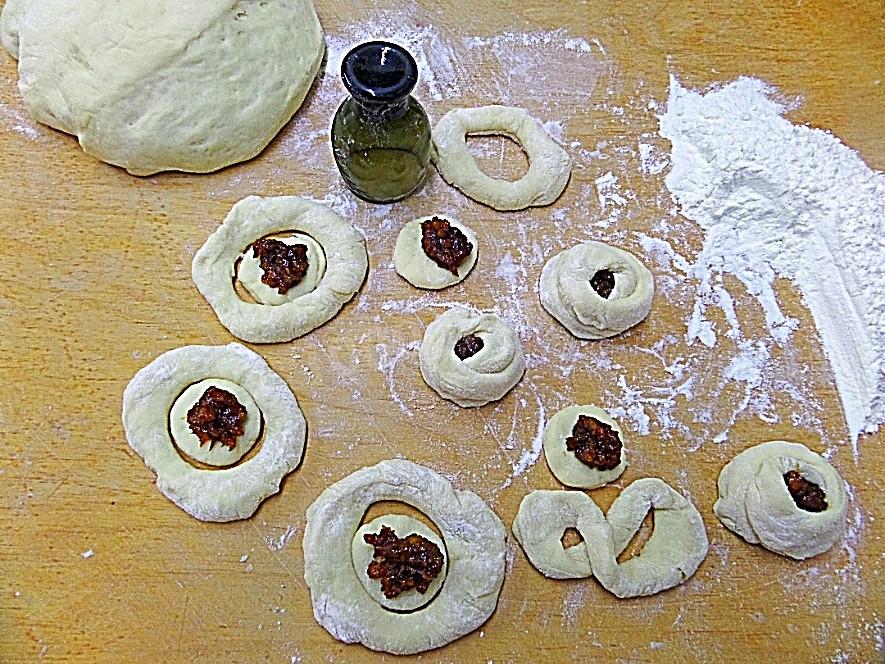 Шаг 7 приготовления Булочки с курагой из дрожжевого теста