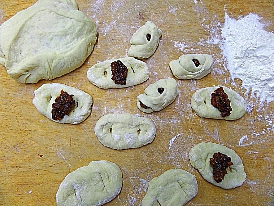 Шаг 8 приготовления Булочки с курагой из дрожжевого теста