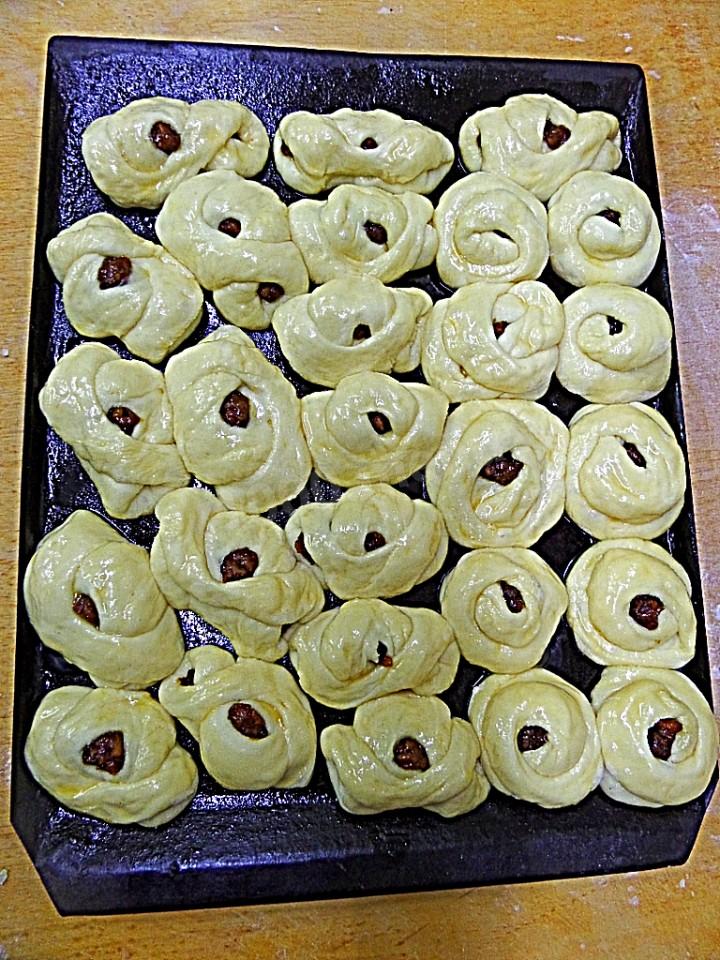 Шаг 9 приготовления Булочки с курагой из дрожжевого теста