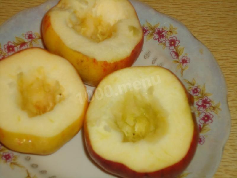Шаг 2 приготовления Запеченные яблоки с творогом и корицей на завтрак