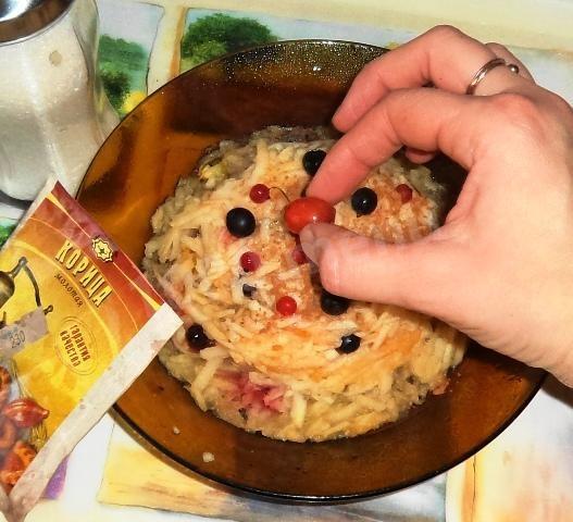 Шаг 5 приготовления Яблоки в микроволновке с ягодами и корицей