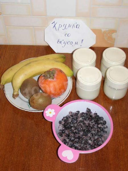 Шаг 1 приготовления Йогурт фруктовый с киви, хурмой, черникой и бананами