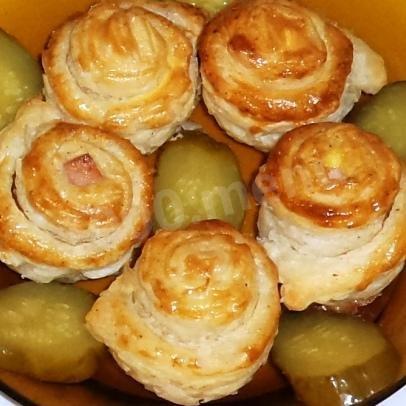 Шаг 12 приготовления Розочки из слоеного теста с колбасой