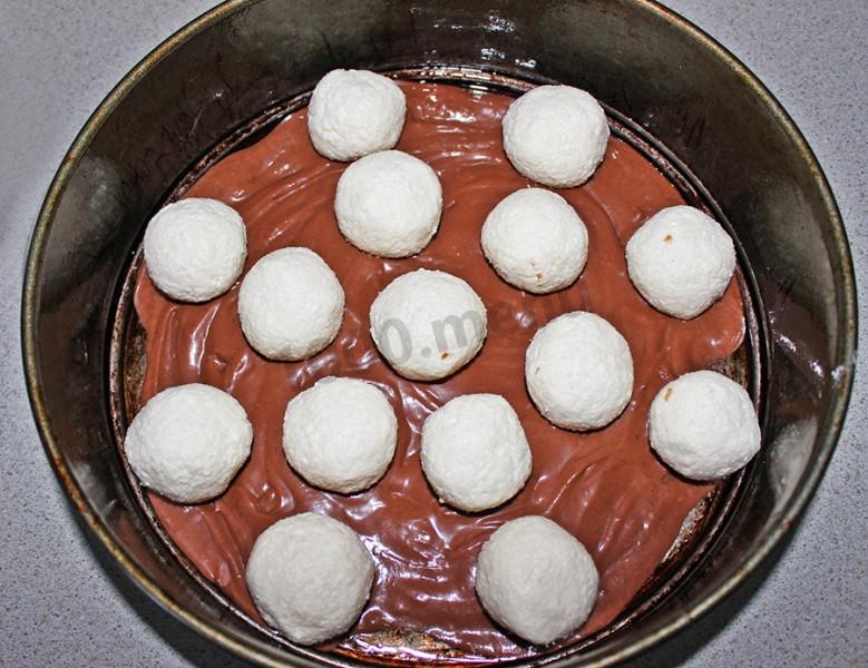 Шаг 9 приготовления Шоколадный пирог с творожными шариками