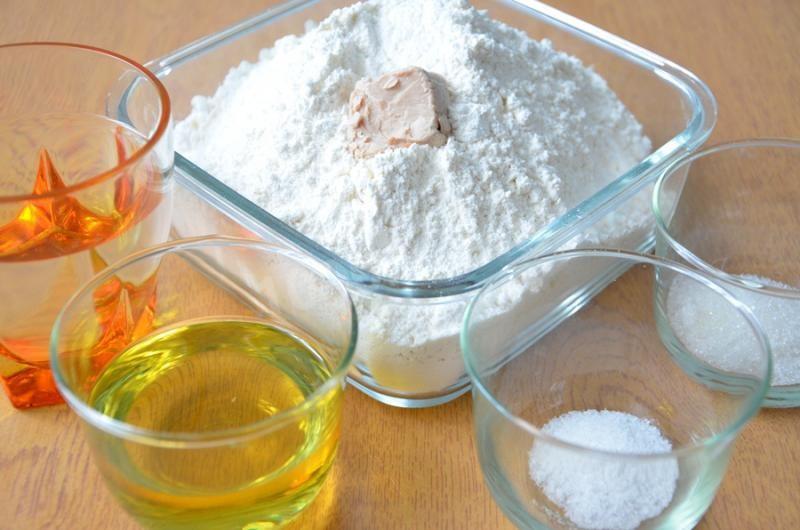 Шаг 1 приготовления Хлеб фокачча тонкая с луком, помидорами и розмарином