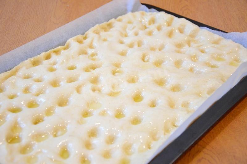 Шаг 12 приготовления Хлеб фокачча тонкая с луком, помидорами и розмарином