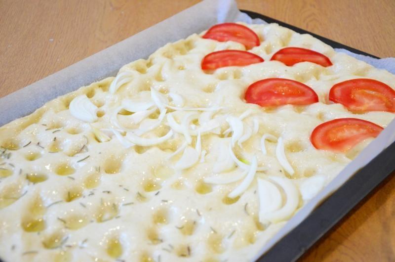Шаг 13 приготовления Хлеб фокачча тонкая с луком, помидорами и розмарином