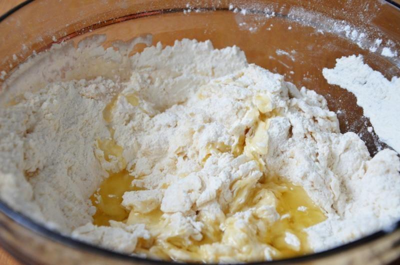 Шаг 5 приготовления Хлеб фокачча тонкая с луком, помидорами и розмарином