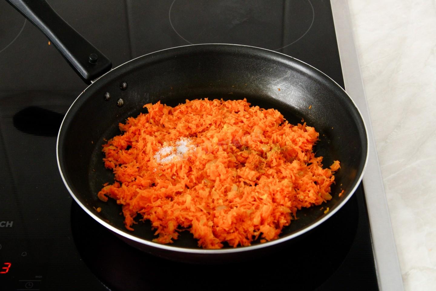 Шаг 6 приготовления Паштет с морковью яйцом и луком