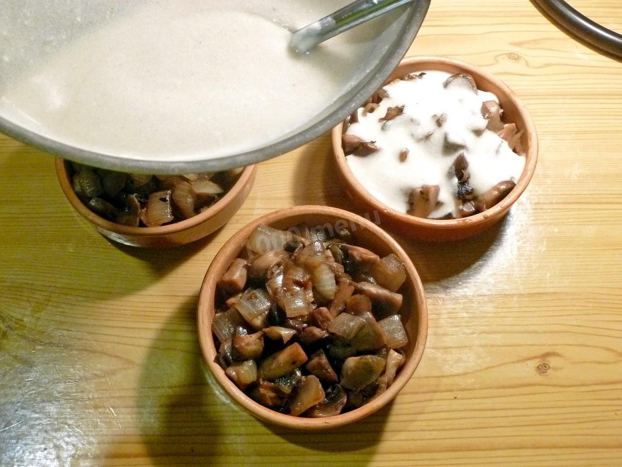 Шаг 14 приготовления Жульен с грибами и сметаной