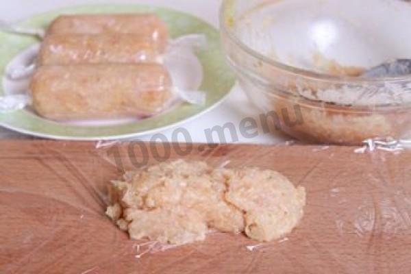 Шаг 4 приготовления Куриные сосиски домашние в пищевой пленке