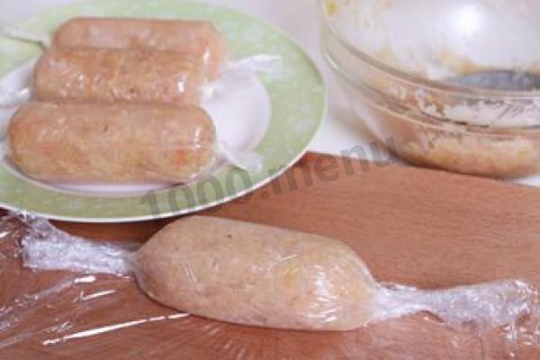 Шаг 5 приготовления Куриные сосиски домашние в пищевой пленке