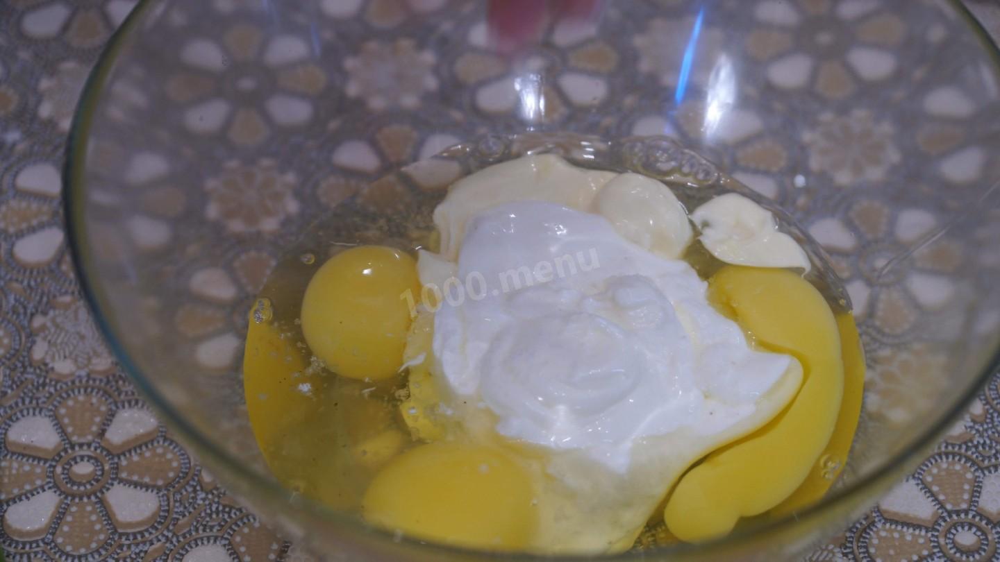 Шаг 2 приготовления Пицца на сковороде с колбасой и сыром быстрая
