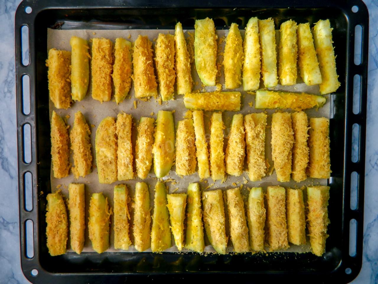 Шаг 7 приготовления Кабачки дольками в духовке