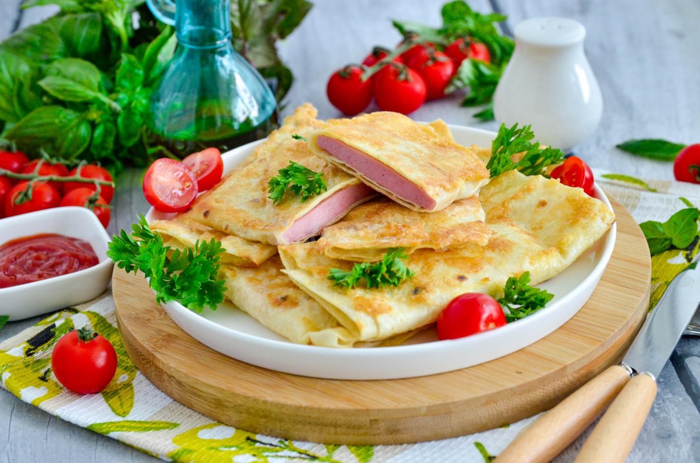 Шаг 10 приготовления Лаваш с колбасой и яйцом