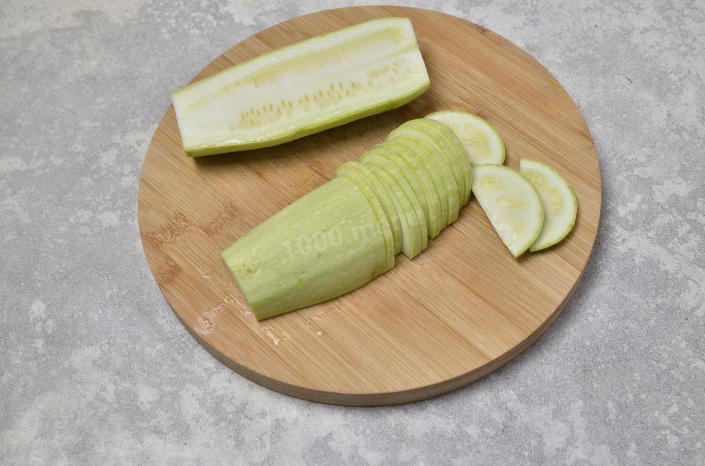 Шаг 2 приготовления Маринованные кабачки с медом и чесноком быстрые