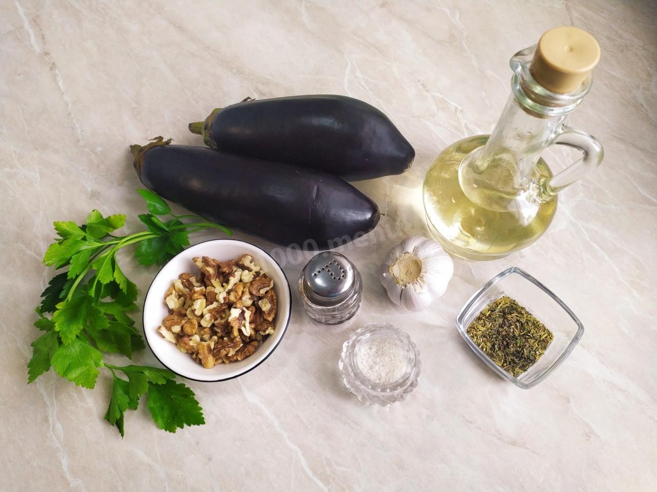 Шаг 1 приготовления Баклажаны с грецкими орехами и чесноком