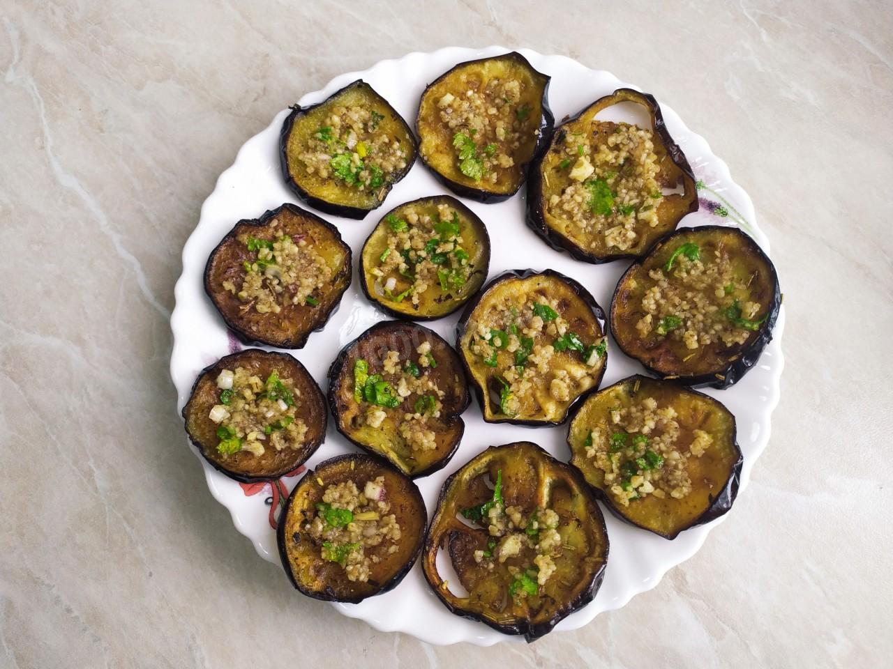 Шаг 12 приготовления Баклажаны с грецкими орехами и чесноком