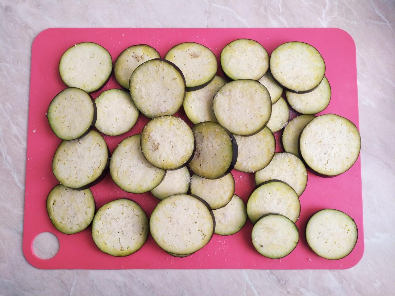 Шаг 2 приготовления Баклажаны с грецкими орехами и чесноком