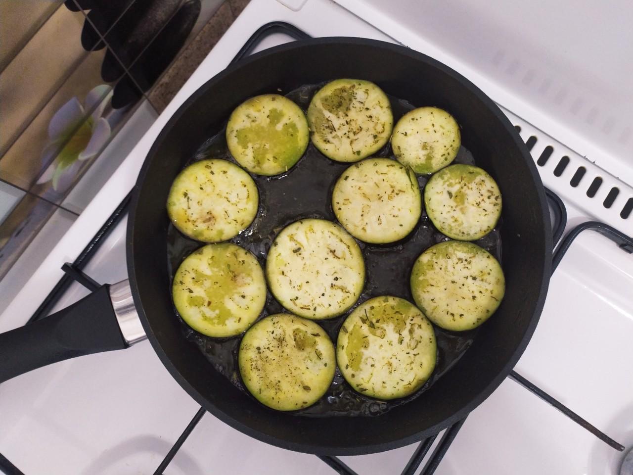 Шаг 5 приготовления Баклажаны с грецкими орехами и чесноком