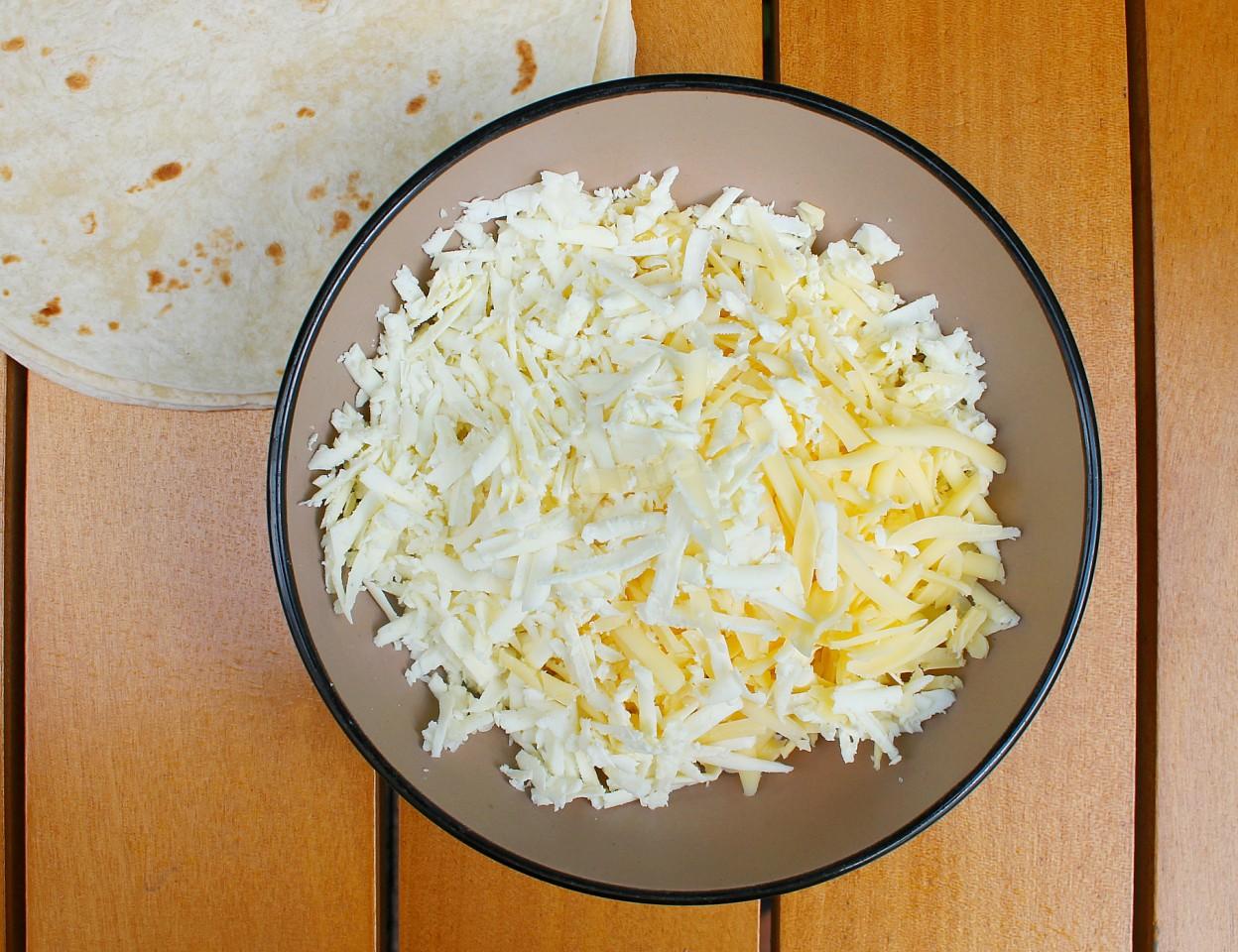 Шаг 2 приготовления Лаваш на мангале с сыром
