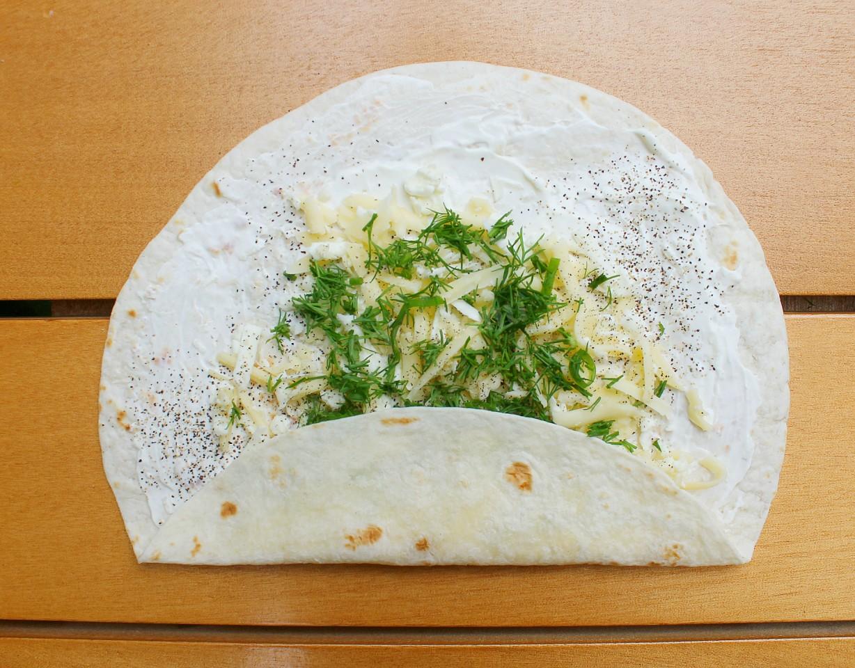 Шаг 9 приготовления Лаваш на мангале с сыром