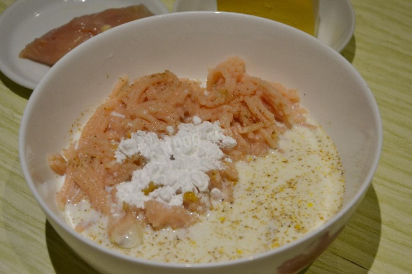 Шаг 5 приготовления Колбаса домашняя куриная с сыром