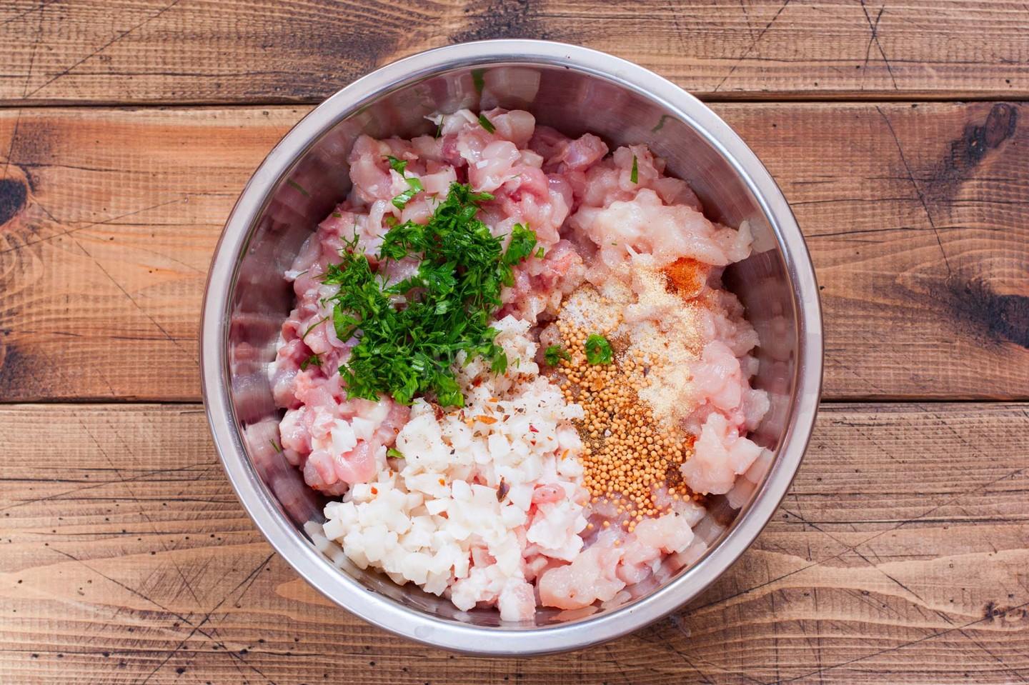 Шаг 3 приготовления Куриные купаты в духовке
