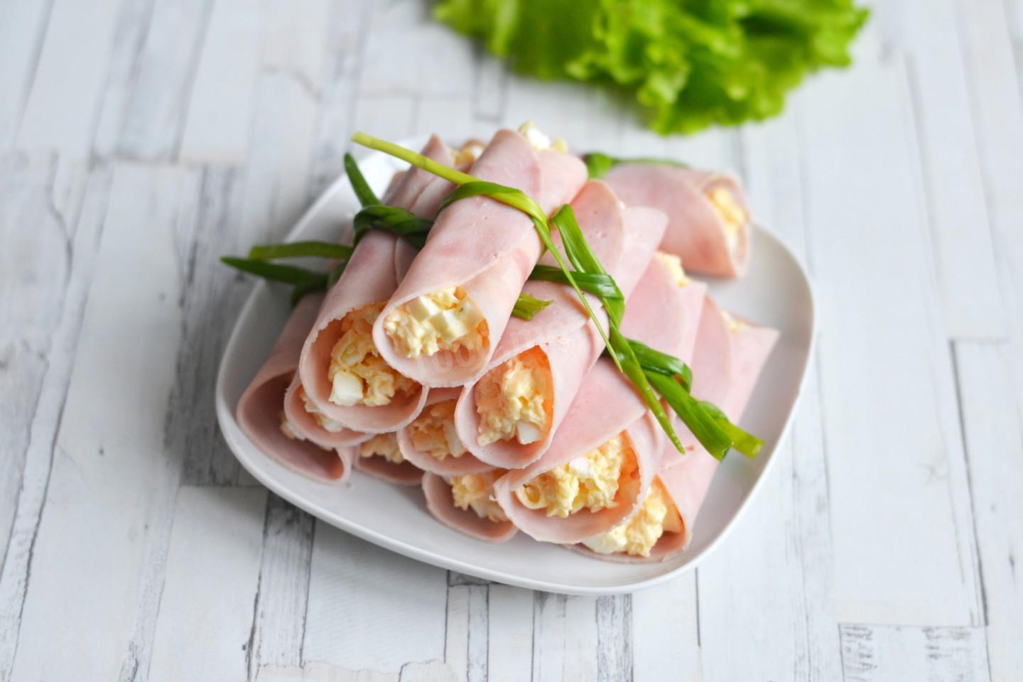 Шаг 10 приготовления Рулетики из ветчины с сыром и чесноком