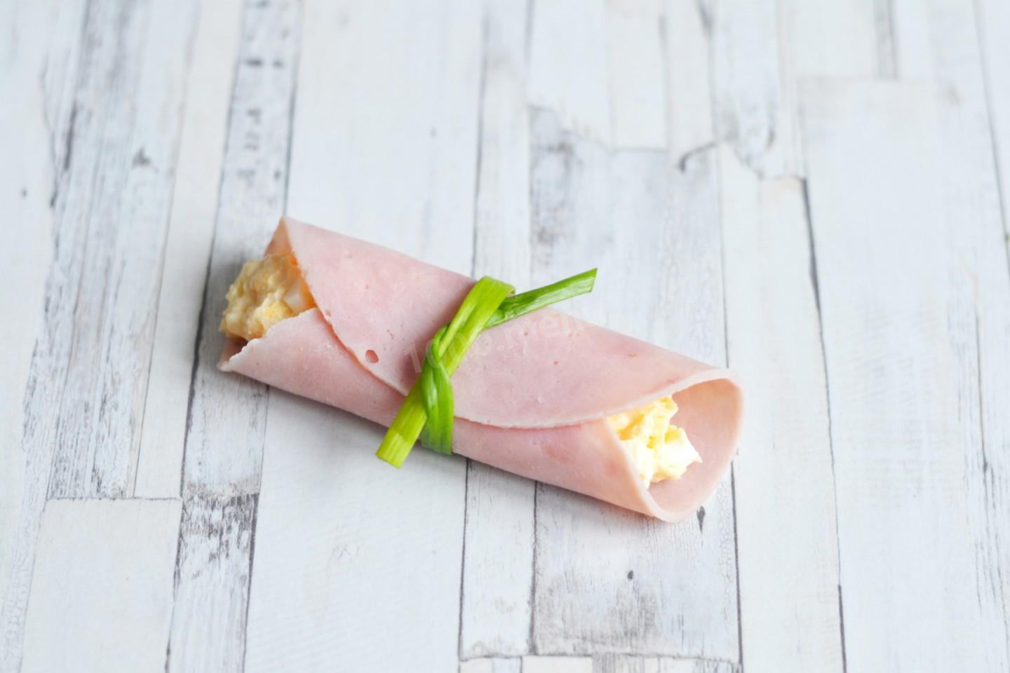 Шаг 9 приготовления Рулетики из ветчины с сыром и чесноком