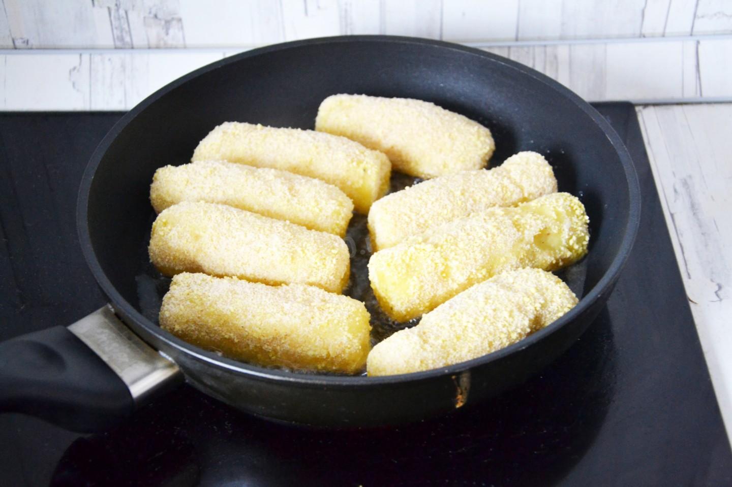 Шаг 10 приготовления Картофельные палочки с сыром