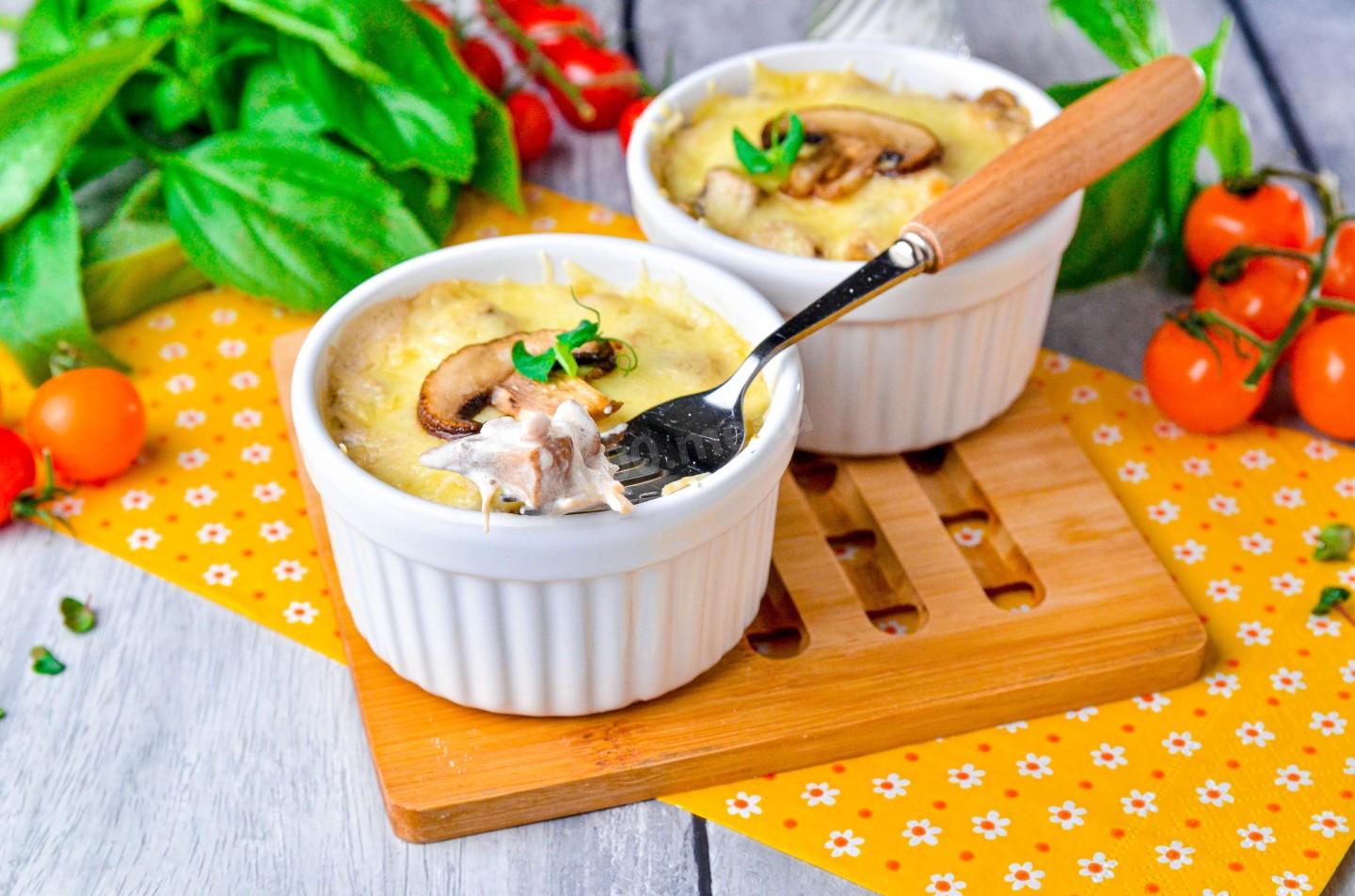 Шаг 14 приготовления Грибы курица сметана сыр жульен