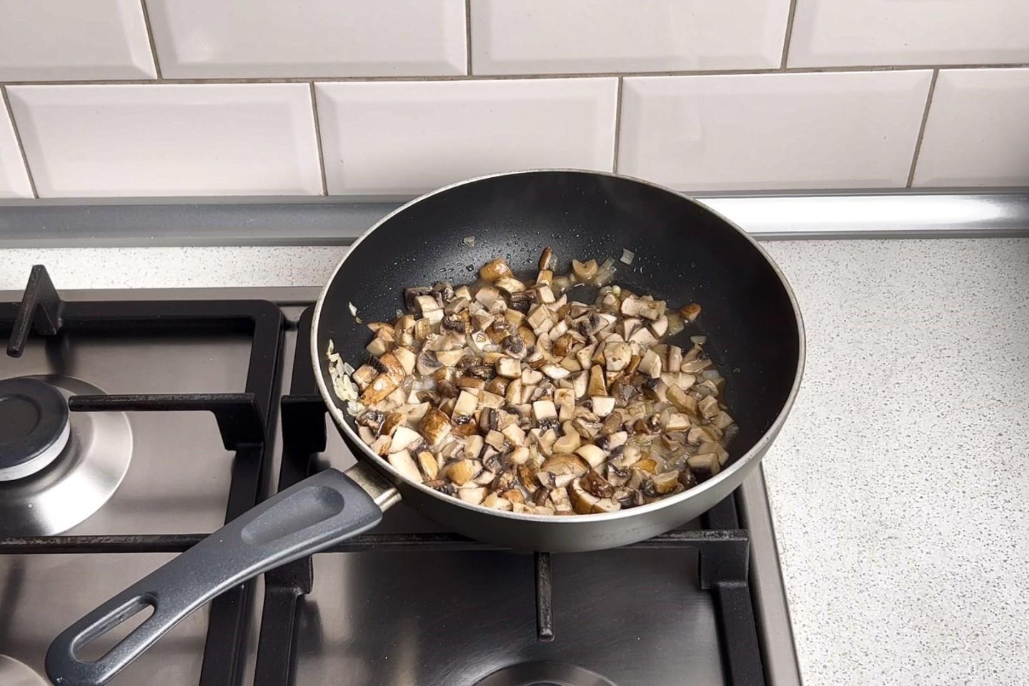 Шаг 7 приготовления Грибы курица сметана сыр жульен