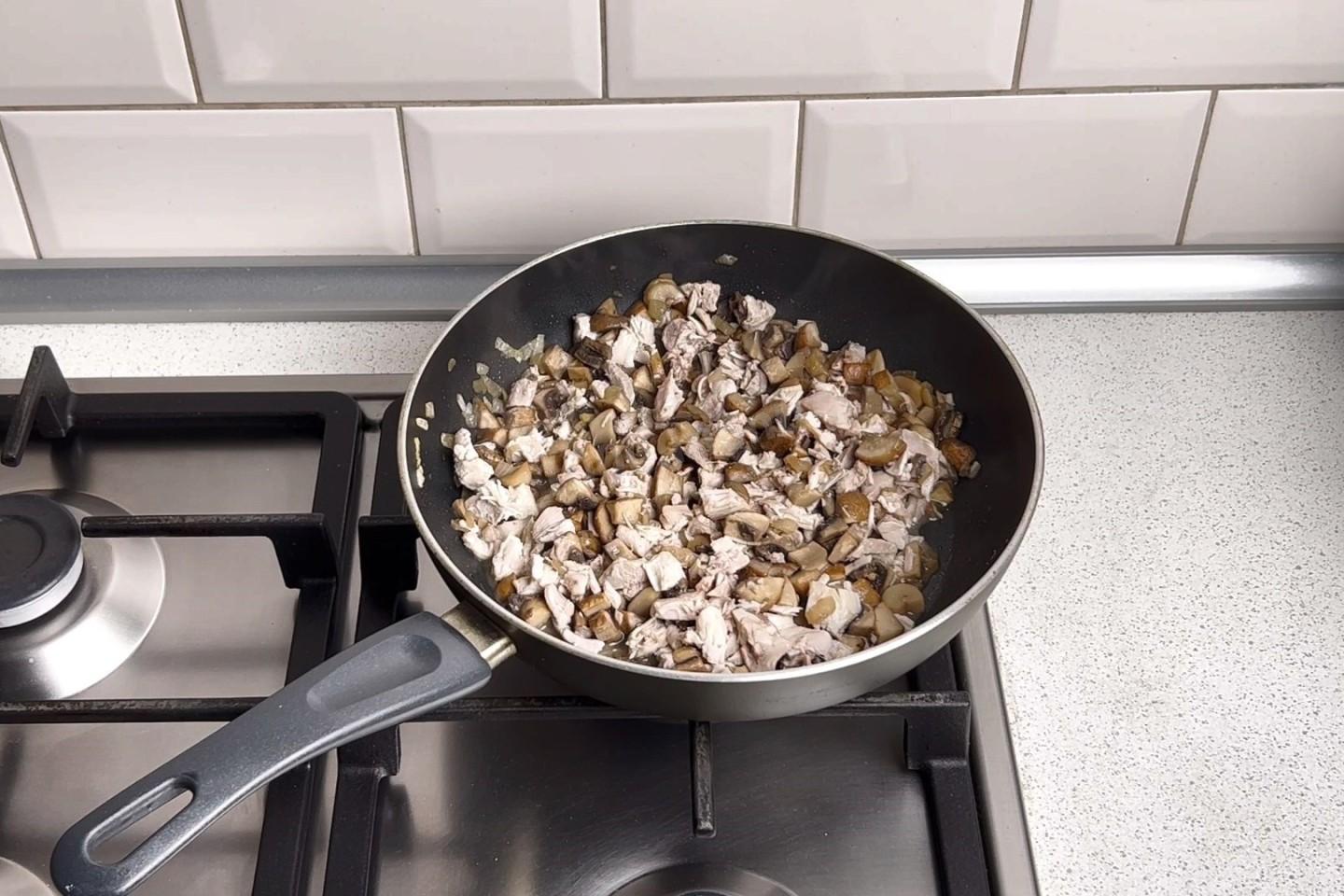 Шаг 8 приготовления Грибы курица сметана сыр жульен