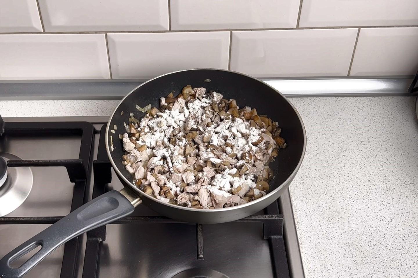 Шаг 9 приготовления Грибы курица сметана сыр жульен