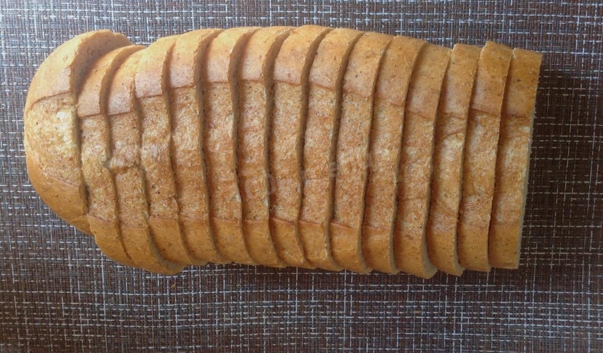 Шаг 1 приготовления Батон с сыром и колбасой в духовке