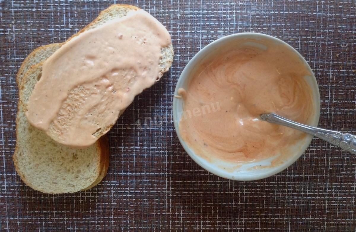 Шаг 3 приготовления Батон с сыром и колбасой в духовке