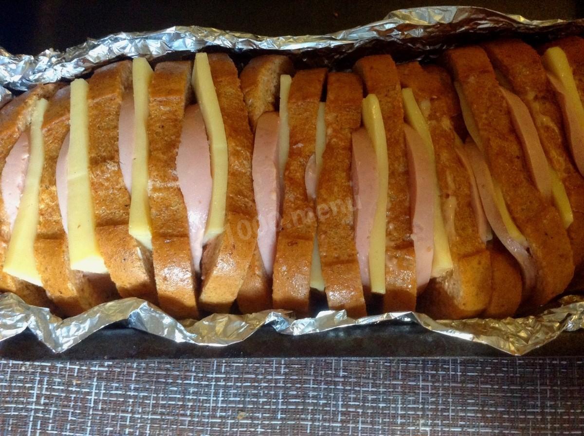 Шаг 5 приготовления Батон с сыром и колбасой в духовке