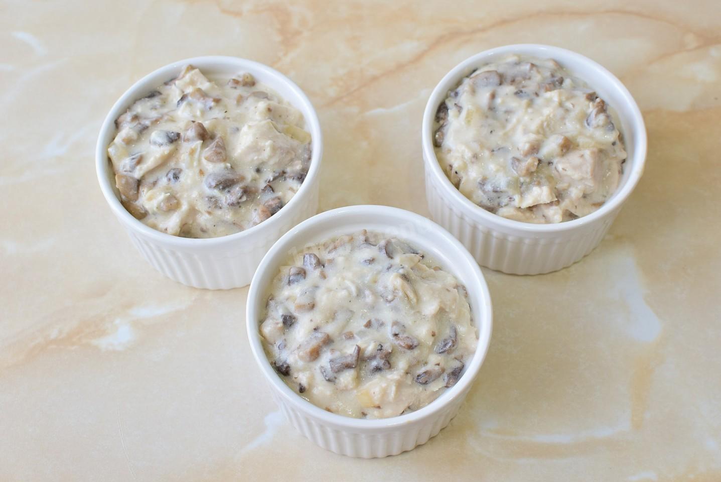 Шаг 10 приготовления Жульен с курицей и грибами со сметаной