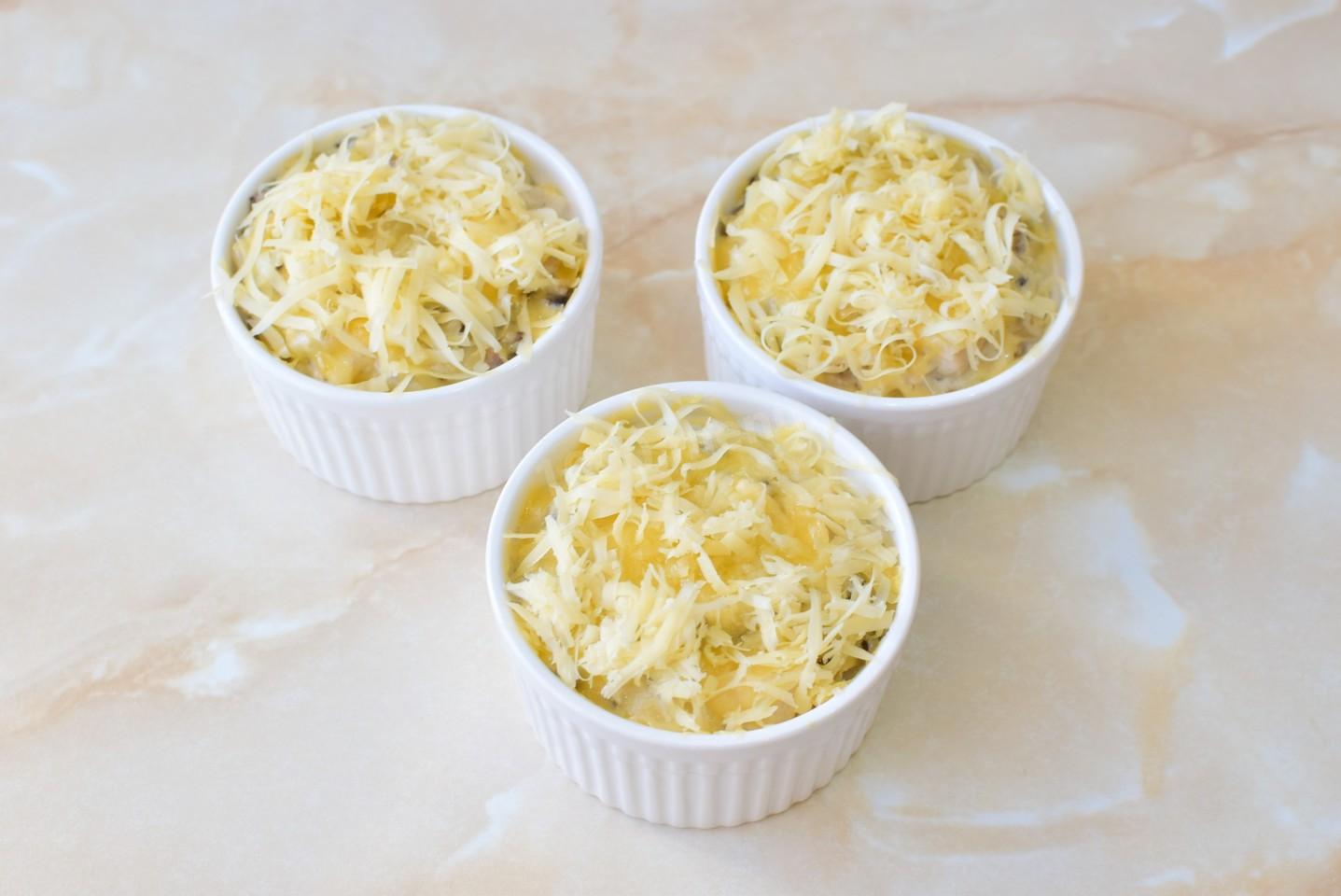 Шаг 11 приготовления Жульен с курицей и грибами со сметаной