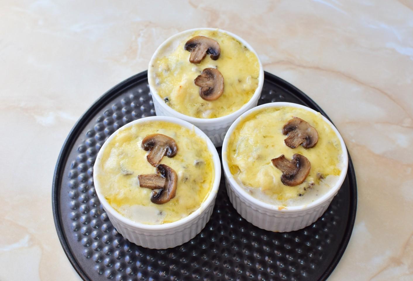 Шаг 12 приготовления Жульен с курицей и грибами со сметаной